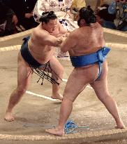 Yokozuna Takanohana beats No. 2 maegashira Toki